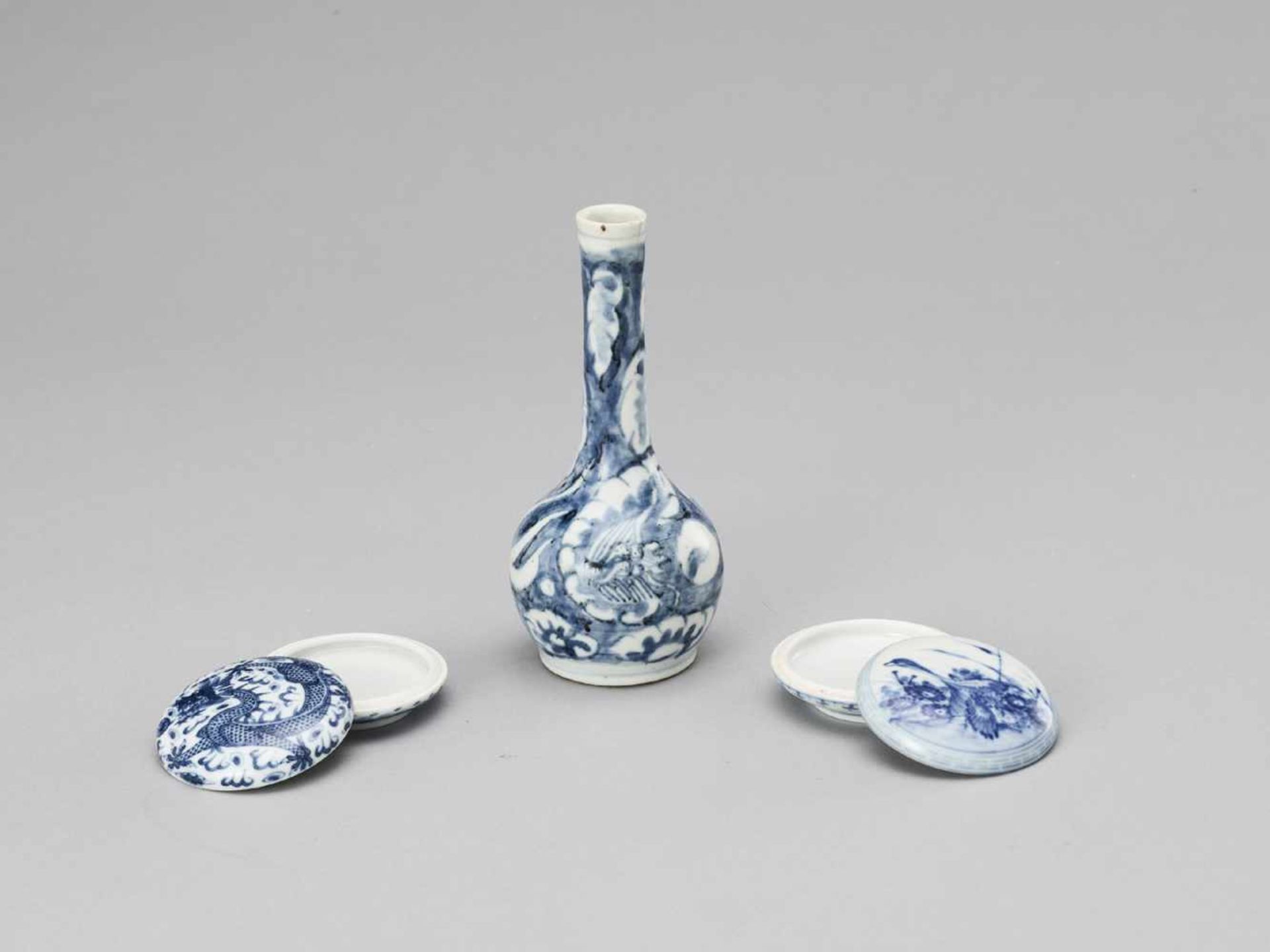 A BLUE AND WHITE PORCELAIN MIXED LOT, QING