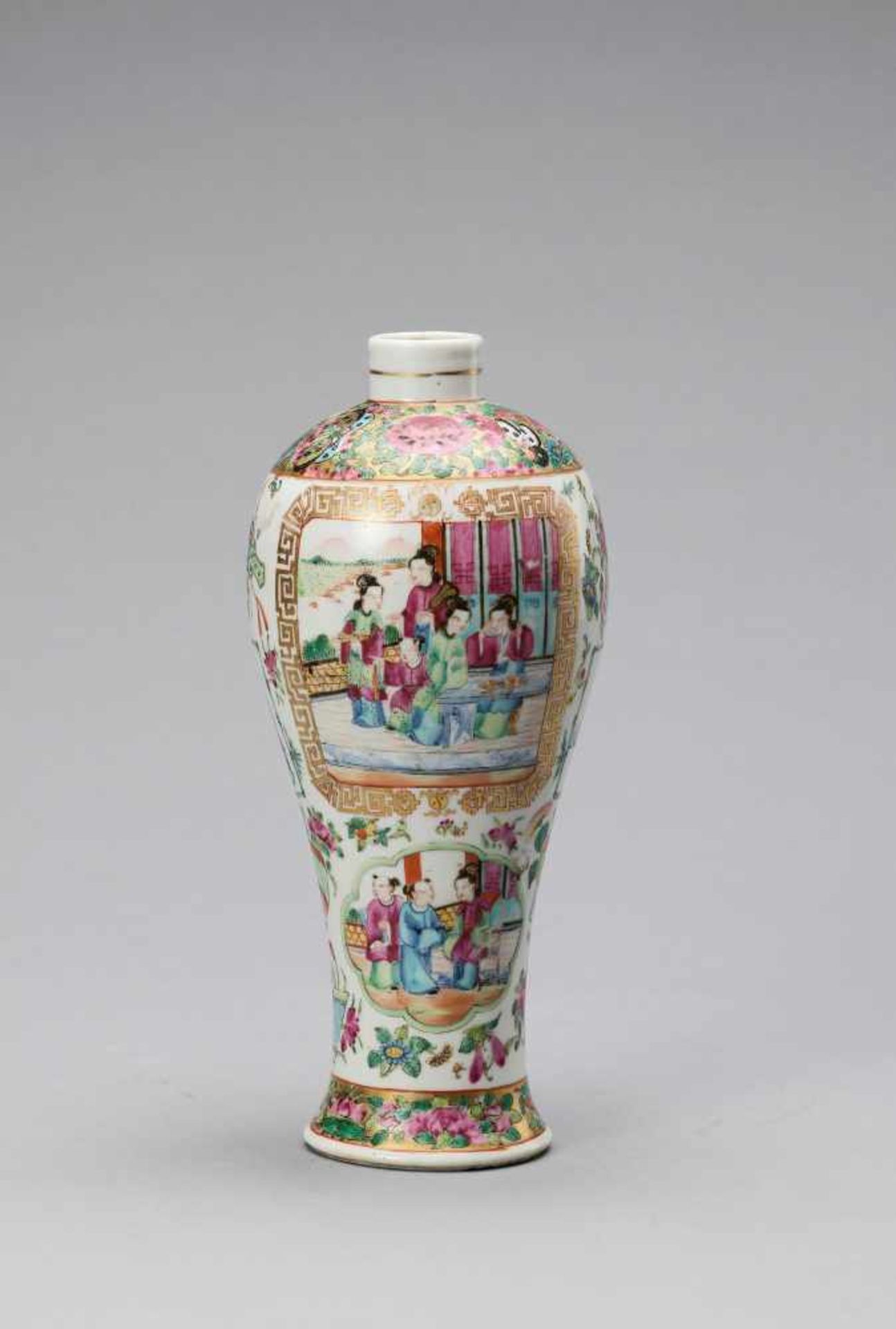 A CANTON SCHOOL FAMILLE ROSE AND GILT MEIPING VASE, LATE QING - Bild 3 aus 6