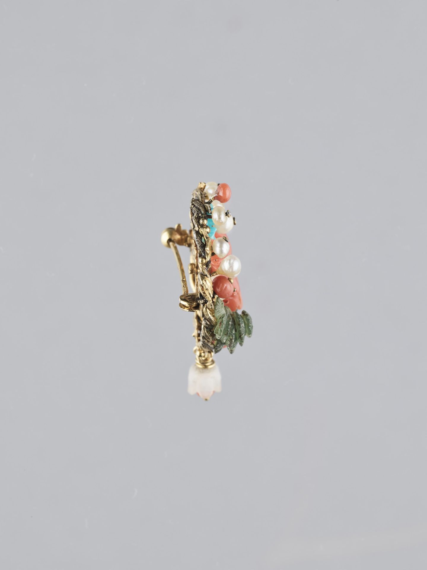 A 14K YELLOW GOLD, CORAL AND JADE ‘DEER’S HEAD’ BROOCH, c. 1900-1930 - Image 2 of 2