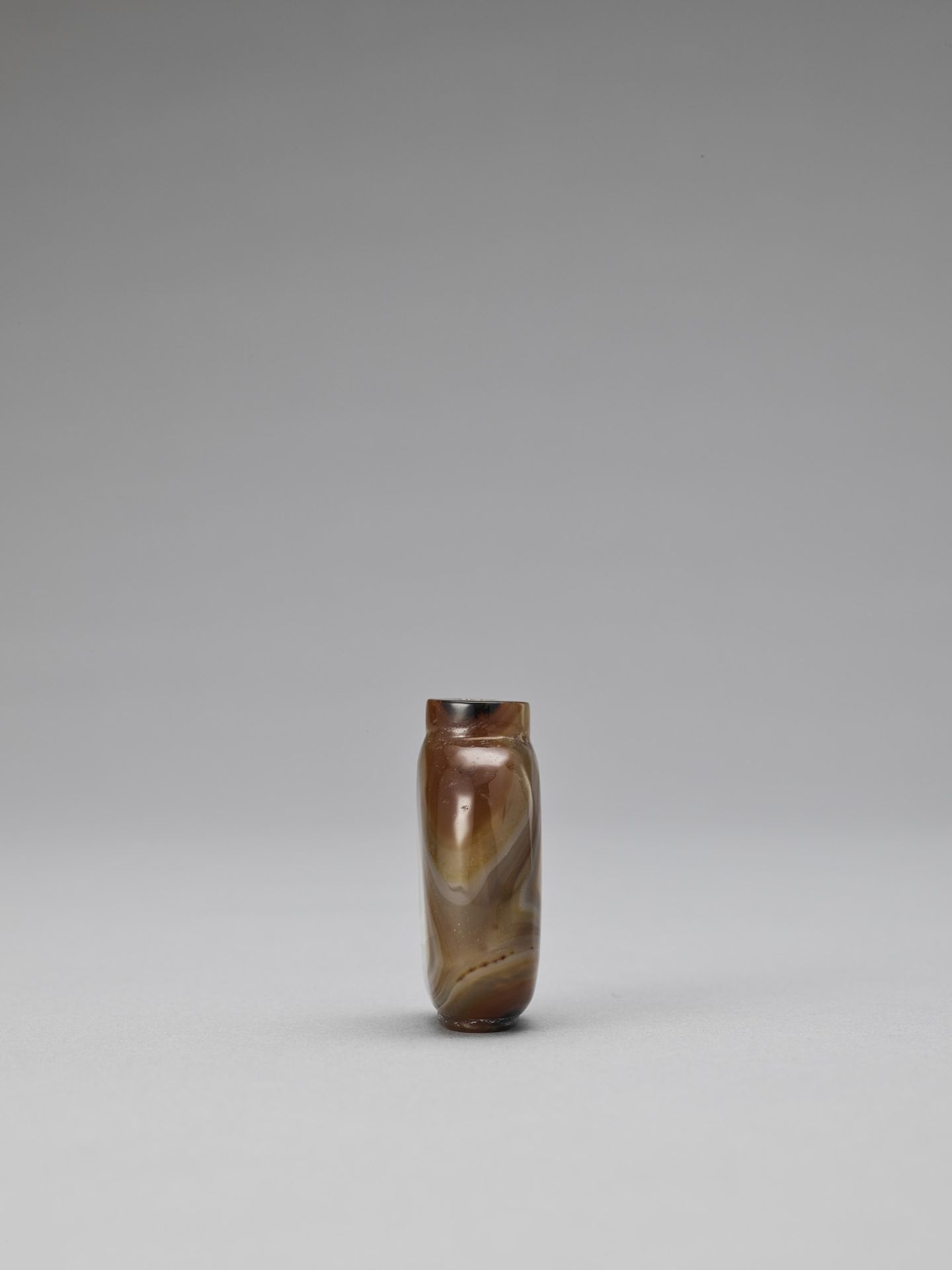 A BANDED AGATE SNUFF BOTTLE, LATE QING TO REPUBLIC - Bild 4 aus 6