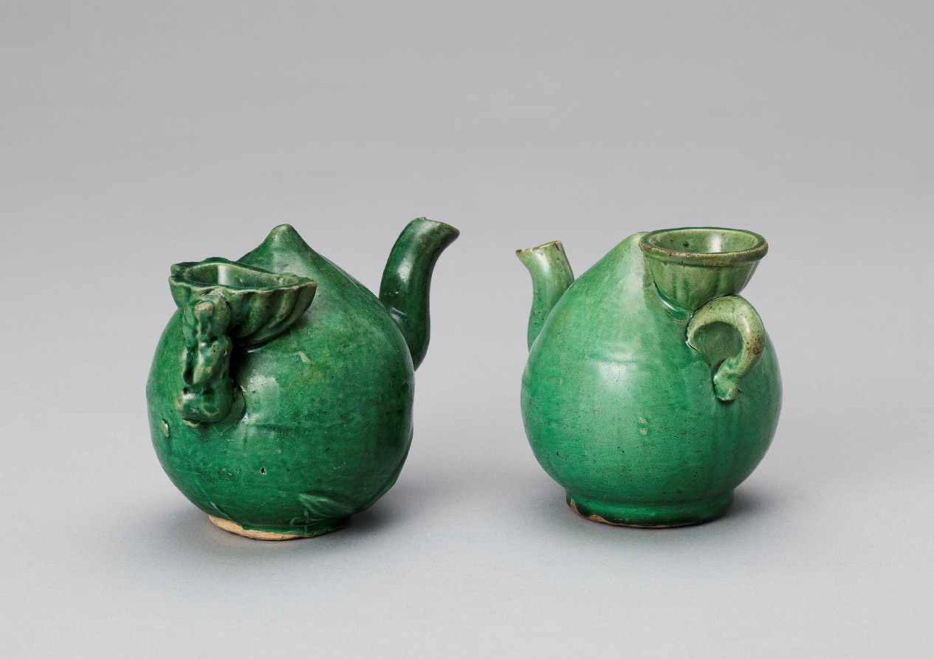A PAIR OF EMERALD GREEN GLAZED POTTERY PEACH FORM WATER DROPPERS, KANGXI - Image 4 of 8