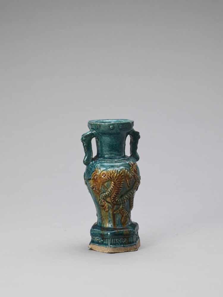 A SANCAI GLAZED POTTERY AMPHORA VASE WITH A MYTHICAL BEAST, 17th CENTURY - Image 5 of 8