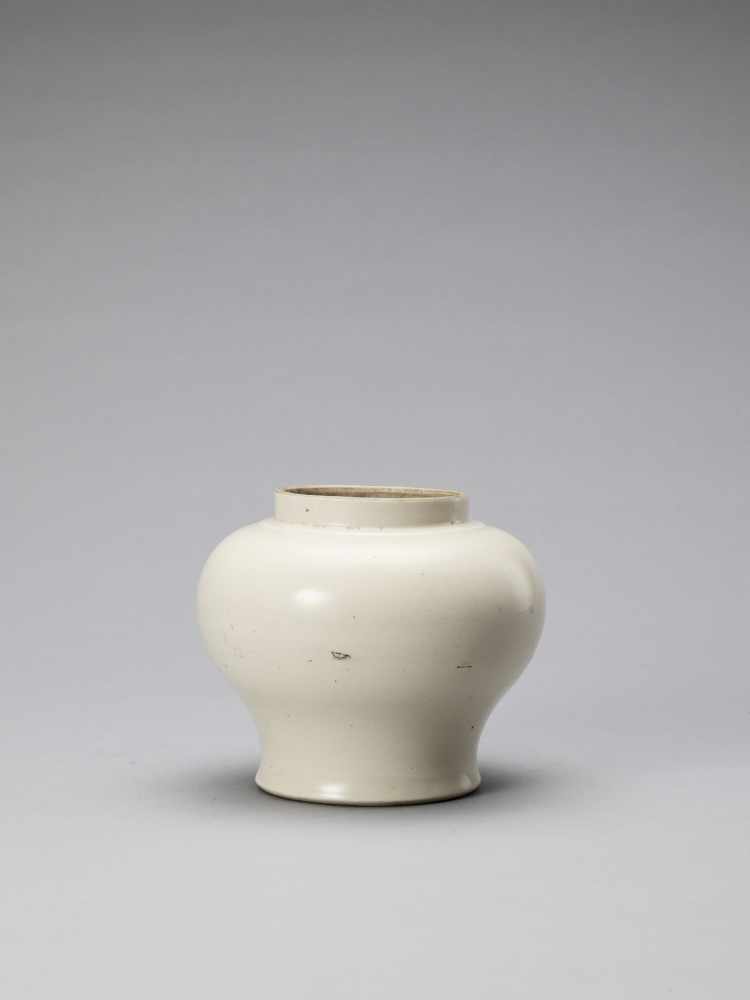 A WHITE GLAZED DEHUA PORCELAIN JAR, MING - Image 3 of 6