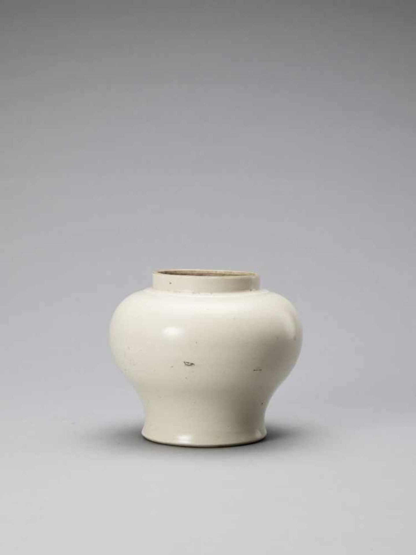 A WHITE GLAZED DEHUA PORCELAIN JAR, MING - Bild 3 aus 6