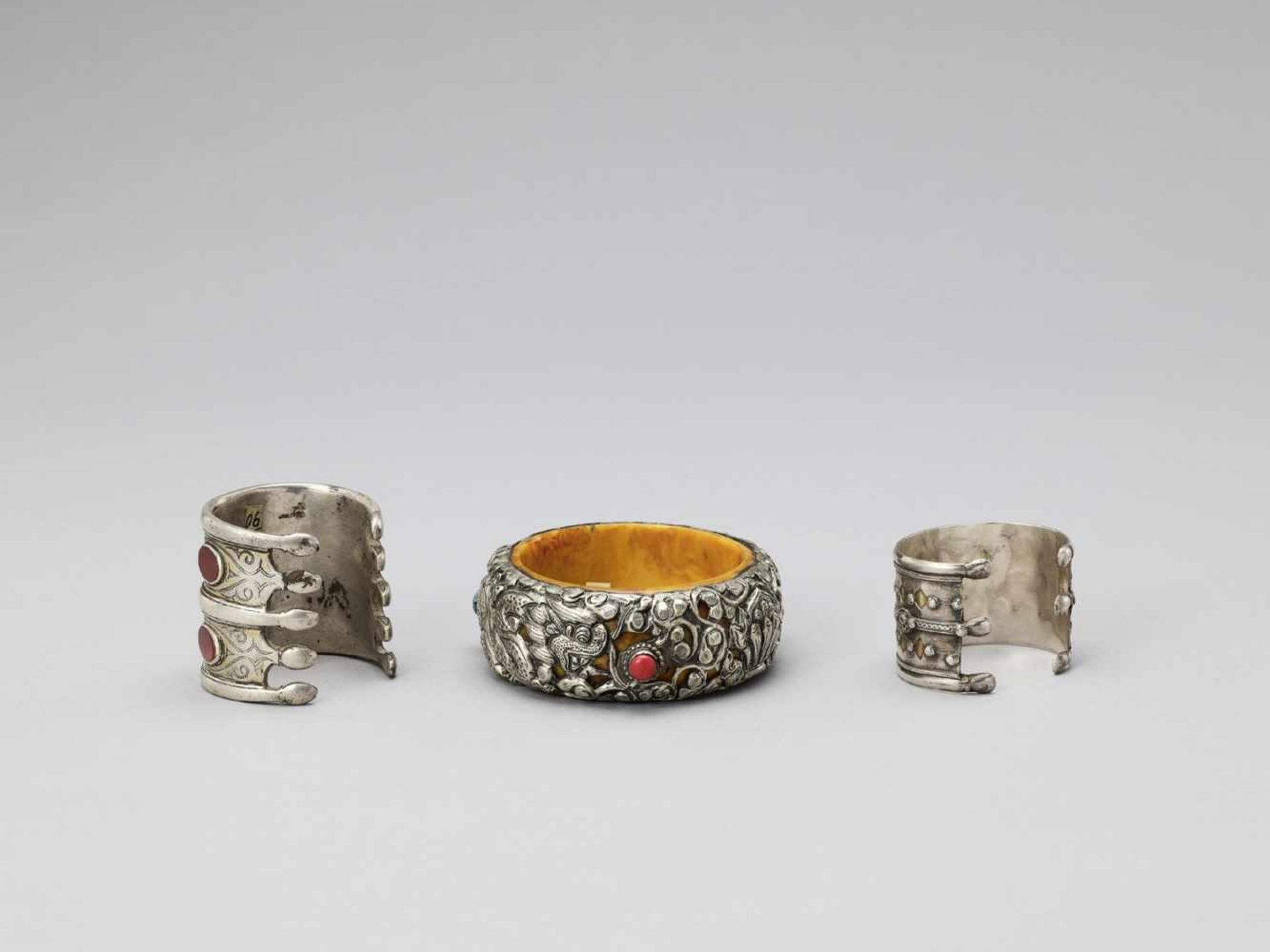 THREE PARCEL-GILT AND GEMSTONE-INLAID SILVER BANGLES, LATE 19TH TO EARLY 20TH CENTURY - Bild 2 aus 5