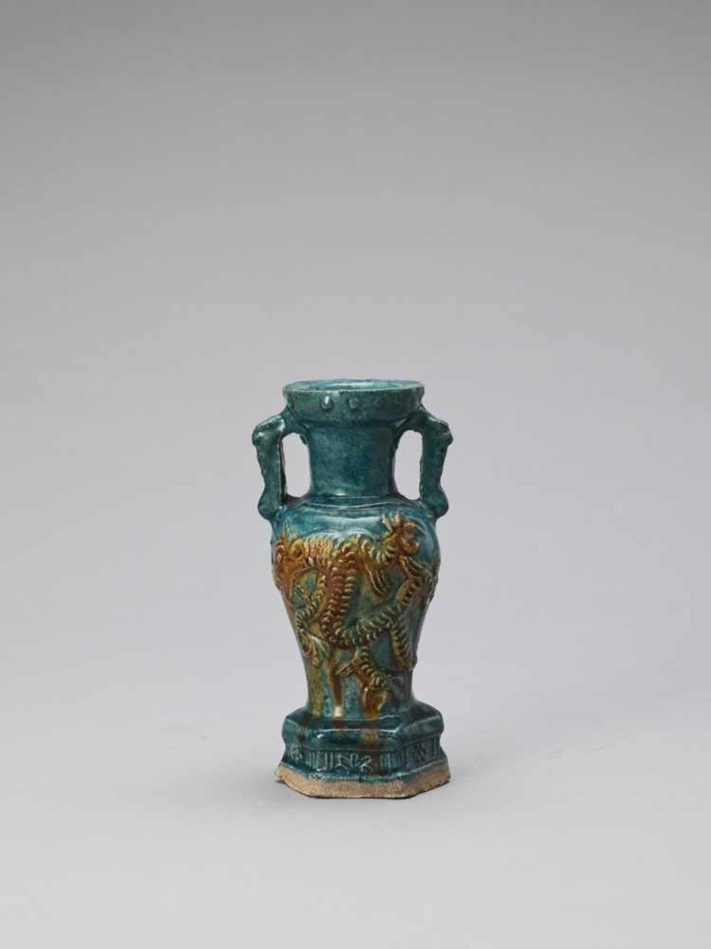 A SANCAI GLAZED POTTERY AMPHORA VASE WITH A MYTHICAL BEAST, 17th CENTURY - Bild 2 aus 8