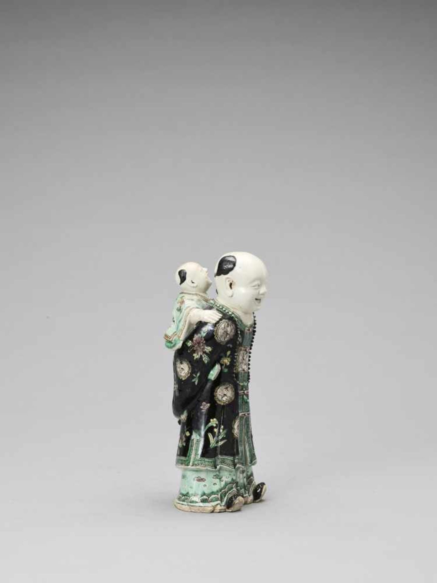 A BISCUIT-GLAZED FAMILLE VERTE FIGURE, KANGXI - Bild 5 aus 6