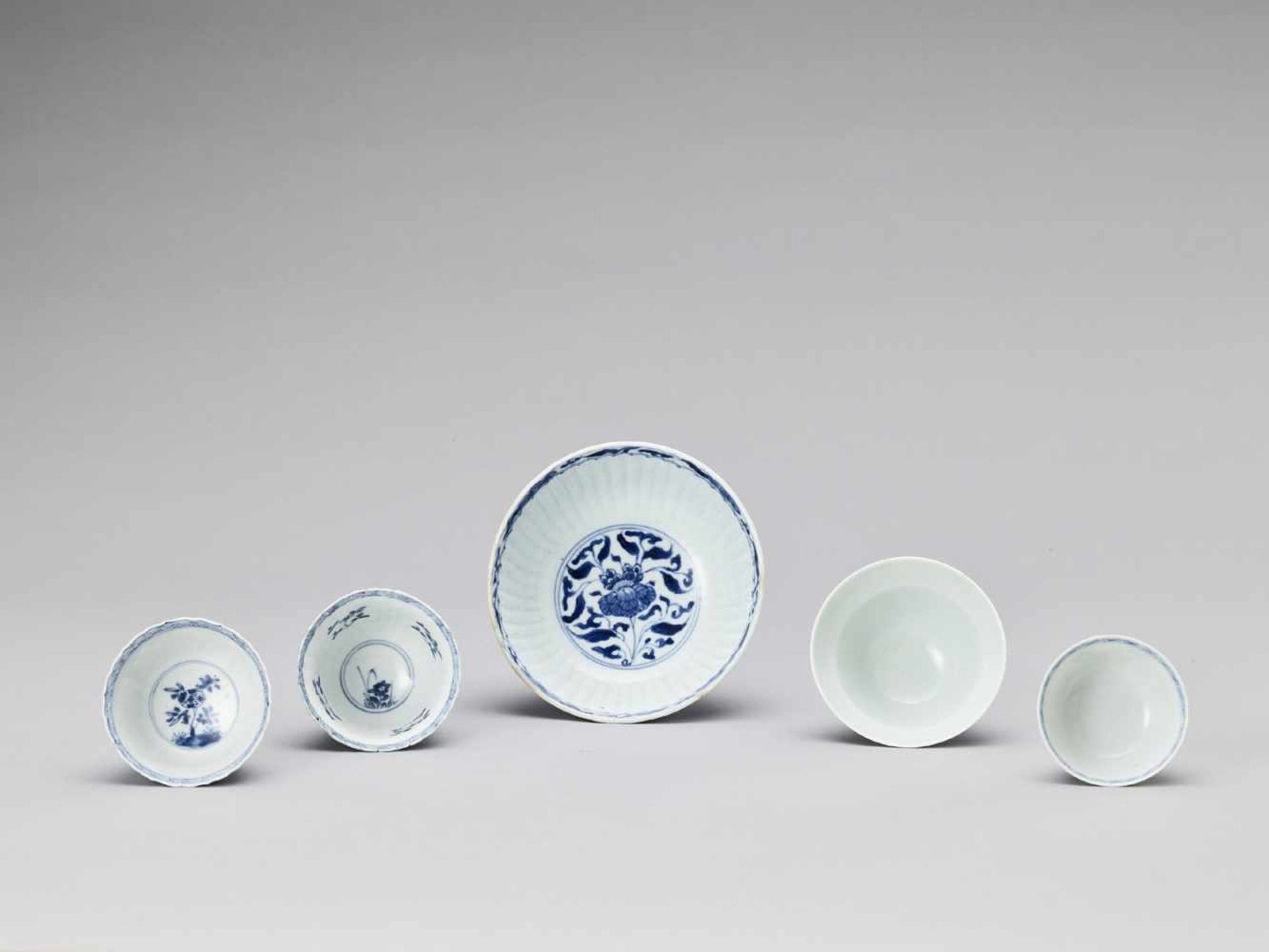 A GROUP OF FIVE BLUE AND WHITE PORCELAIN BOWLS - Image 5 of 10