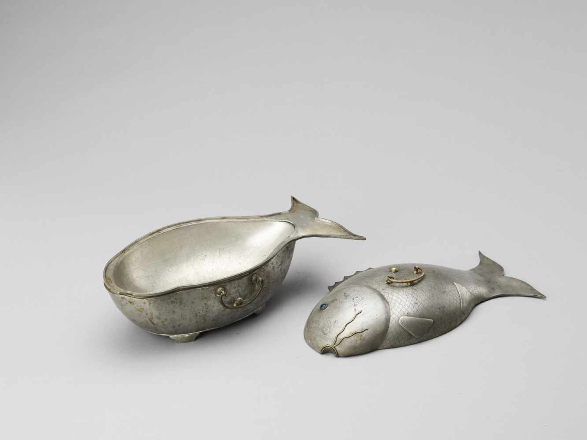 A LIDDED ‘CARP’ TUREEN, QING <br - Bild 3 aus 11