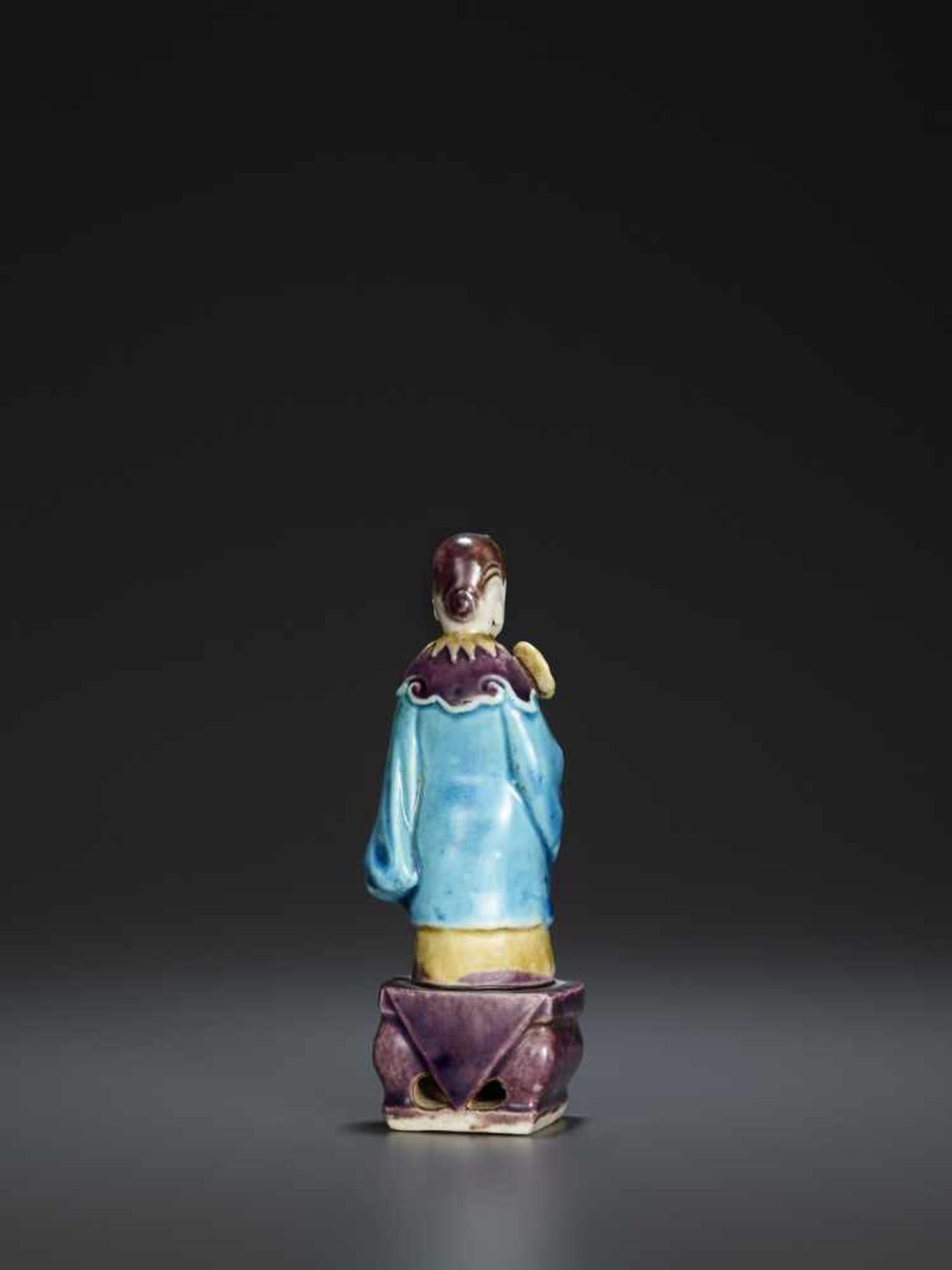 A MOLDED PORCELAIN FIGURE, QING - Bild 4 aus 7