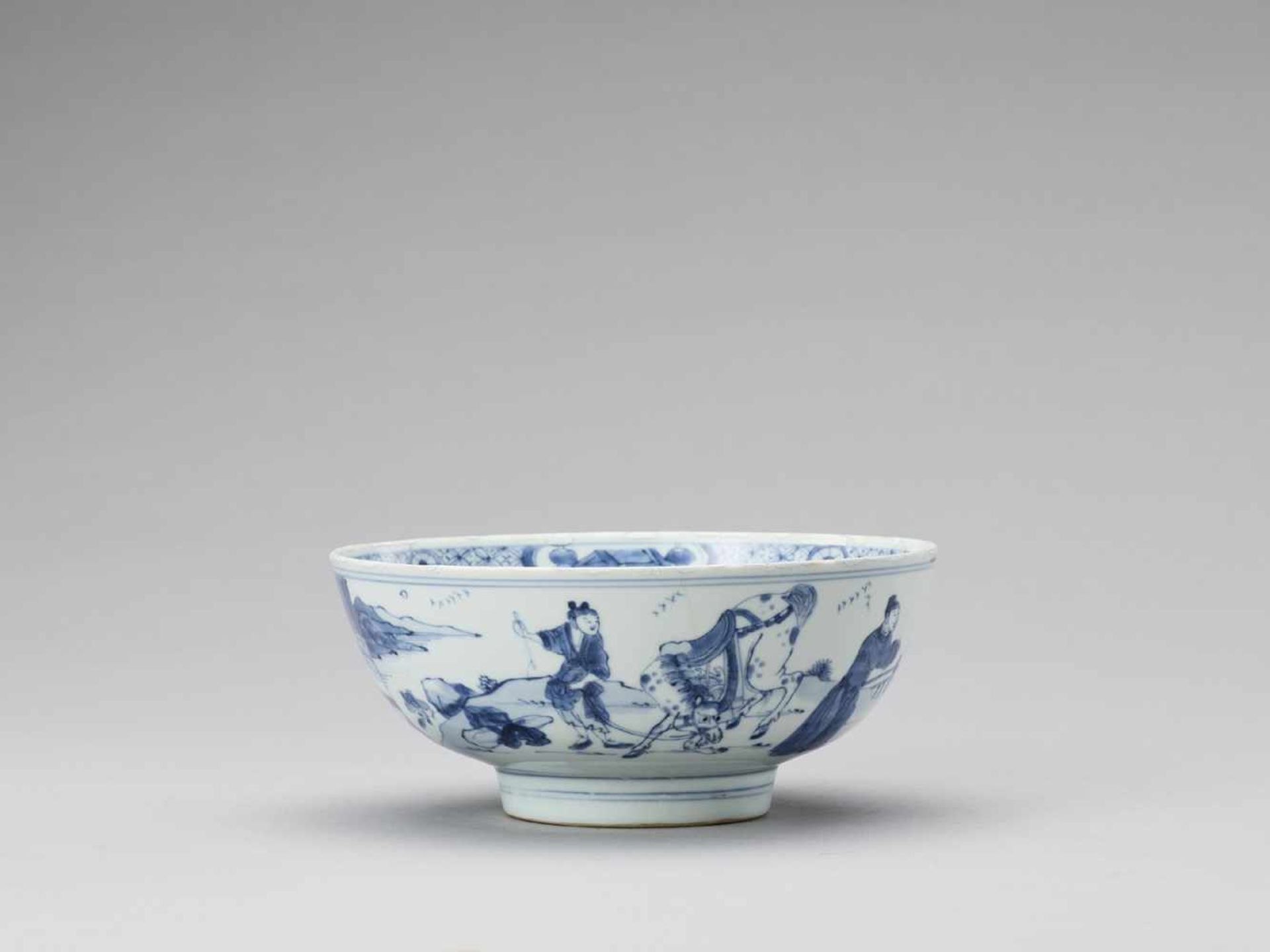 A BLUE AND WHITE PORCELAIN ‘ROMANCE OF THE WESTERN CHAMBER’ BOWL, KANGXI <br - Image 5 of 9