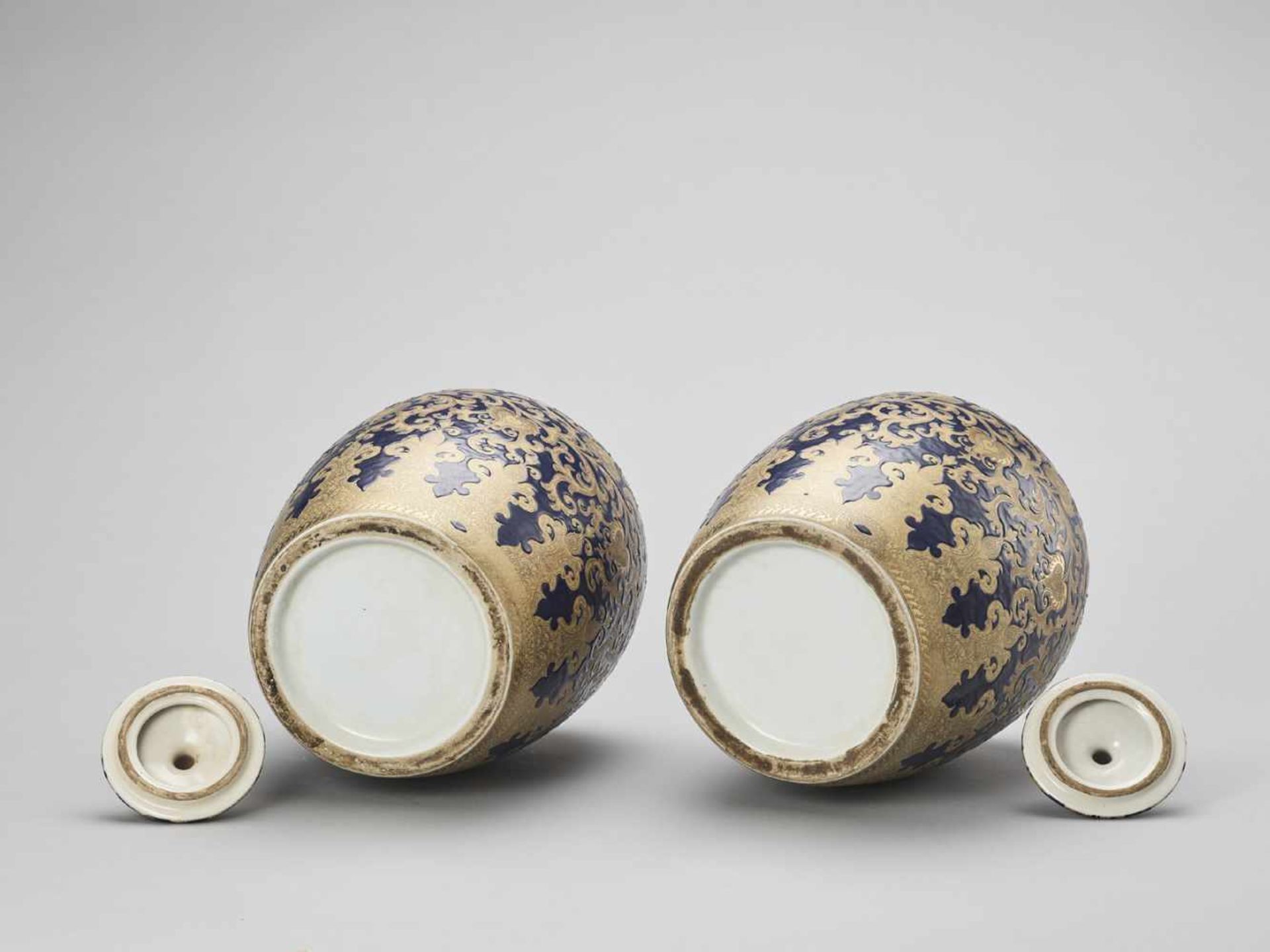 A PAIR OF LIDDED JARS, 20TH CENTURY - Bild 6 aus 6