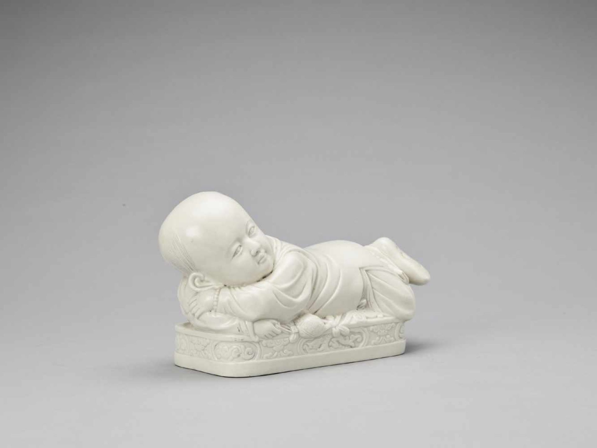 A WHITE GLAZED DEHUA PORCELAIN ‘BOY’ PILLOW, EARLY QING <br - Bild 6 aus 8