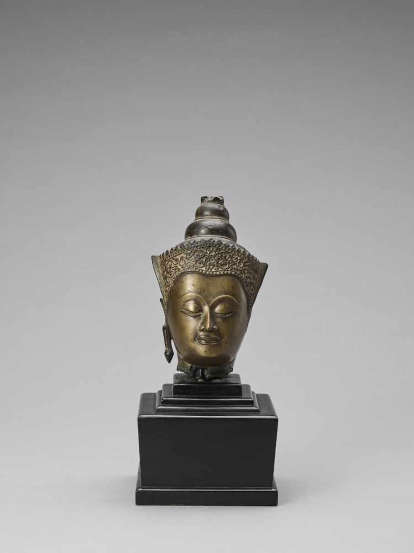 A BRONZE HEAD OF BUDDHA, AYUTTHAYA - Bild 2 aus 7