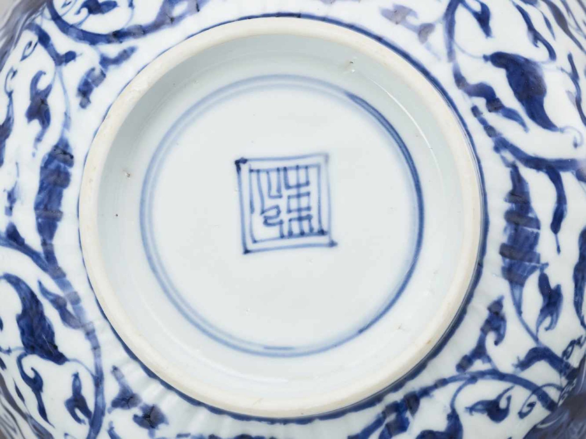 A GROUP OF FIVE BLUE AND WHITE PORCELAIN BOWLS - Image 9 of 10