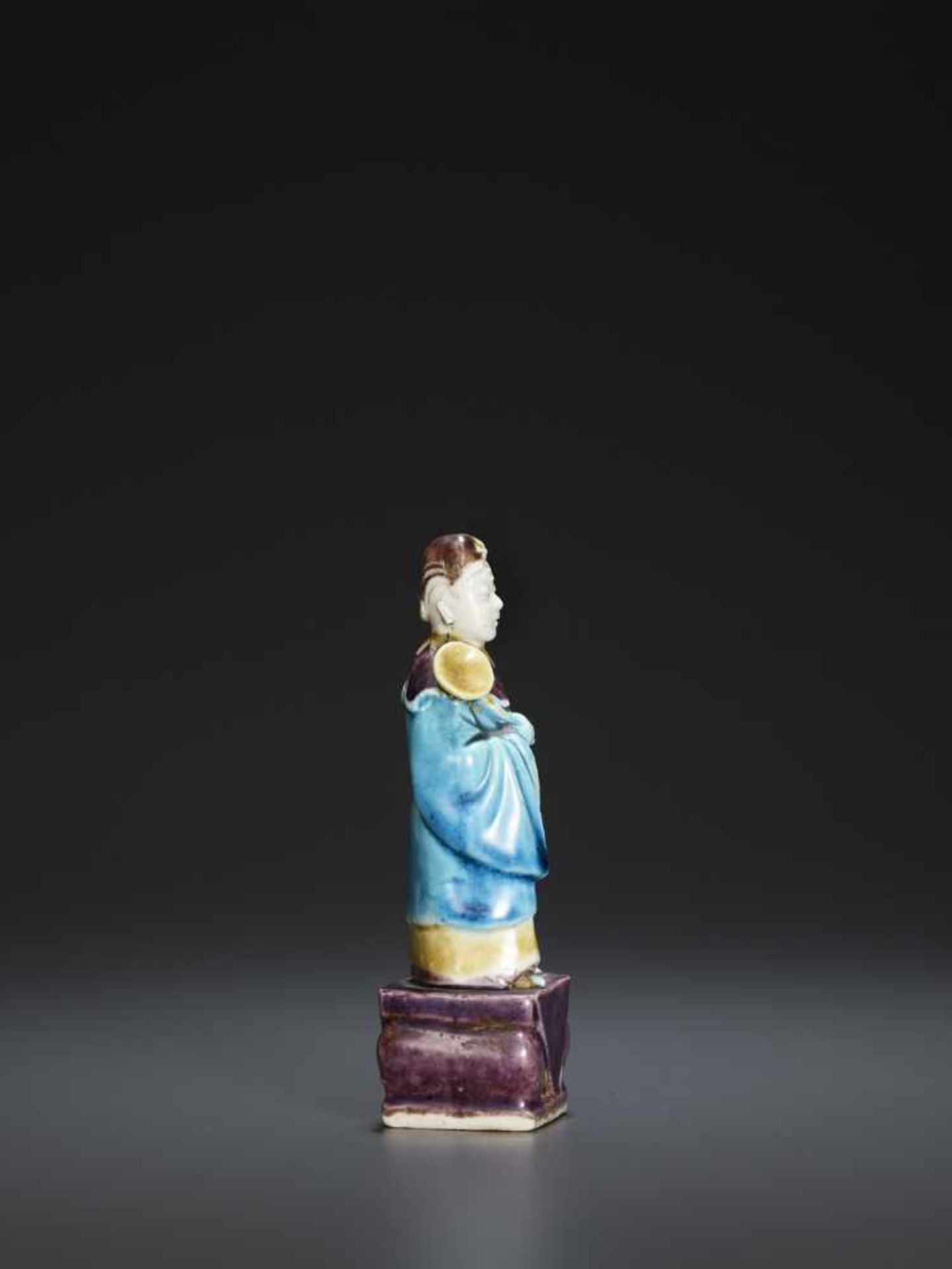 A MOLDED PORCELAIN FIGURE, QING - Bild 5 aus 7