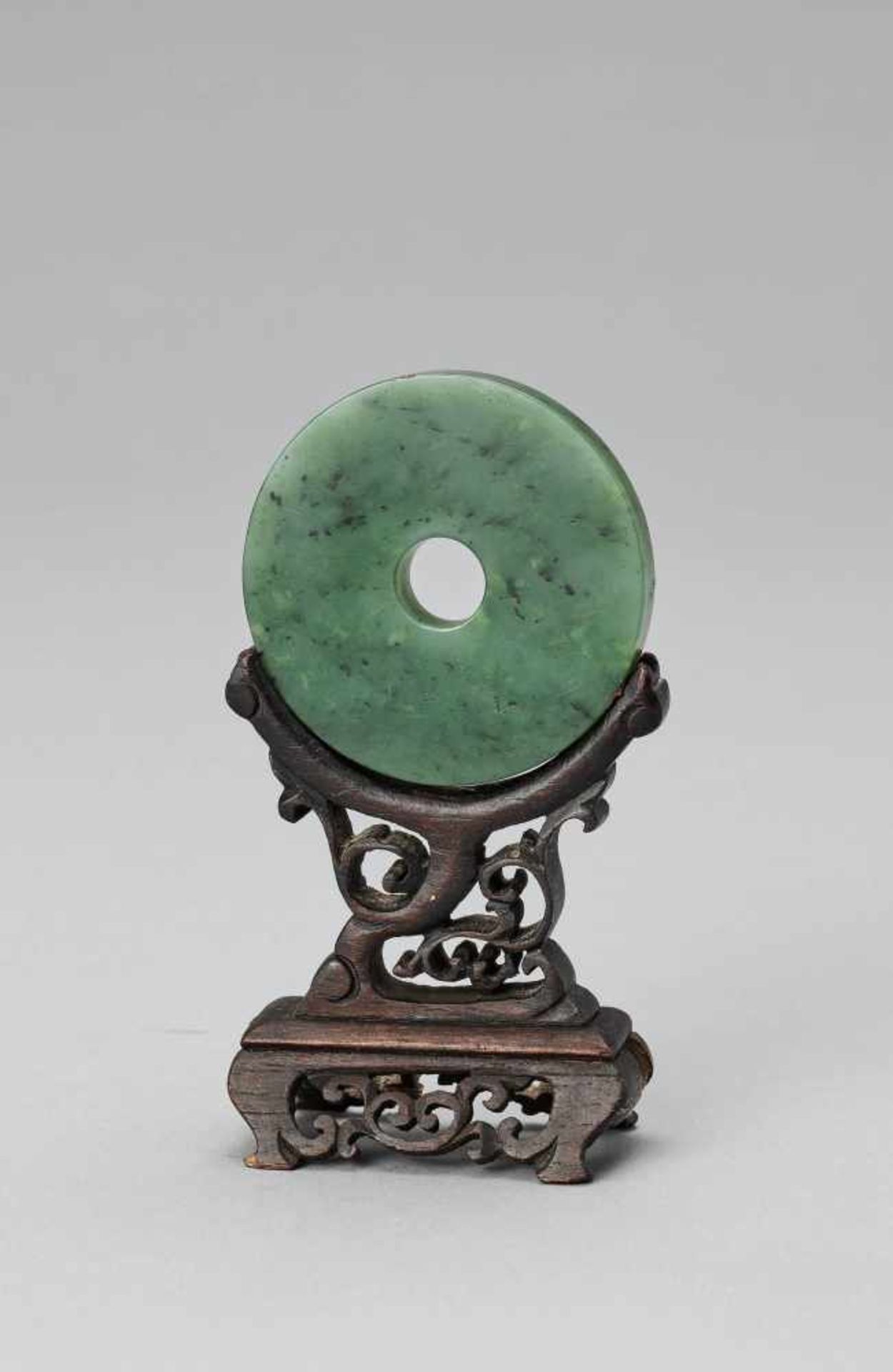 A SPINACH GREEN JADE BI, QING - Image 2 of 7