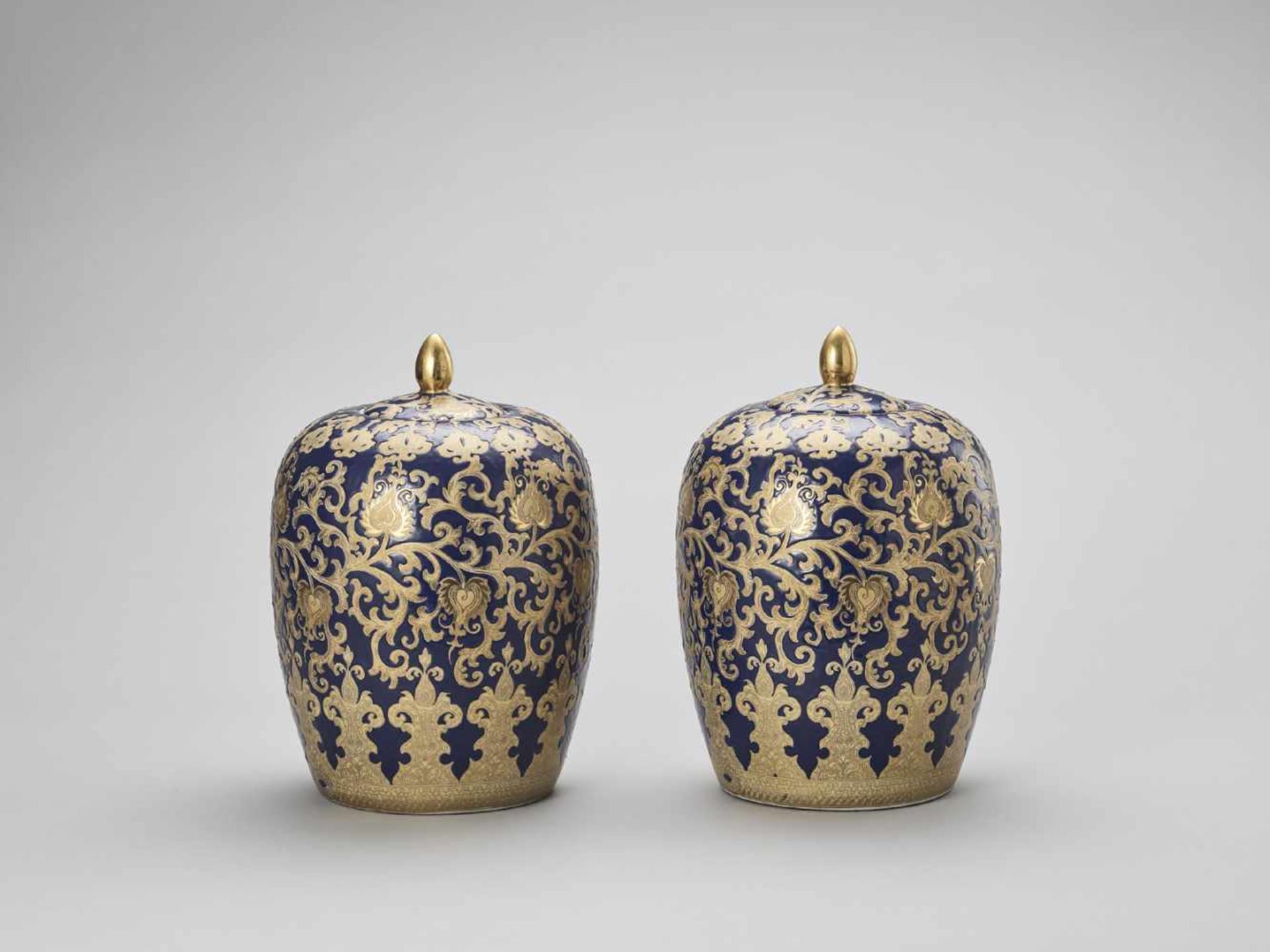 A PAIR OF LIDDED JARS, 20TH CENTURY - Bild 2 aus 6