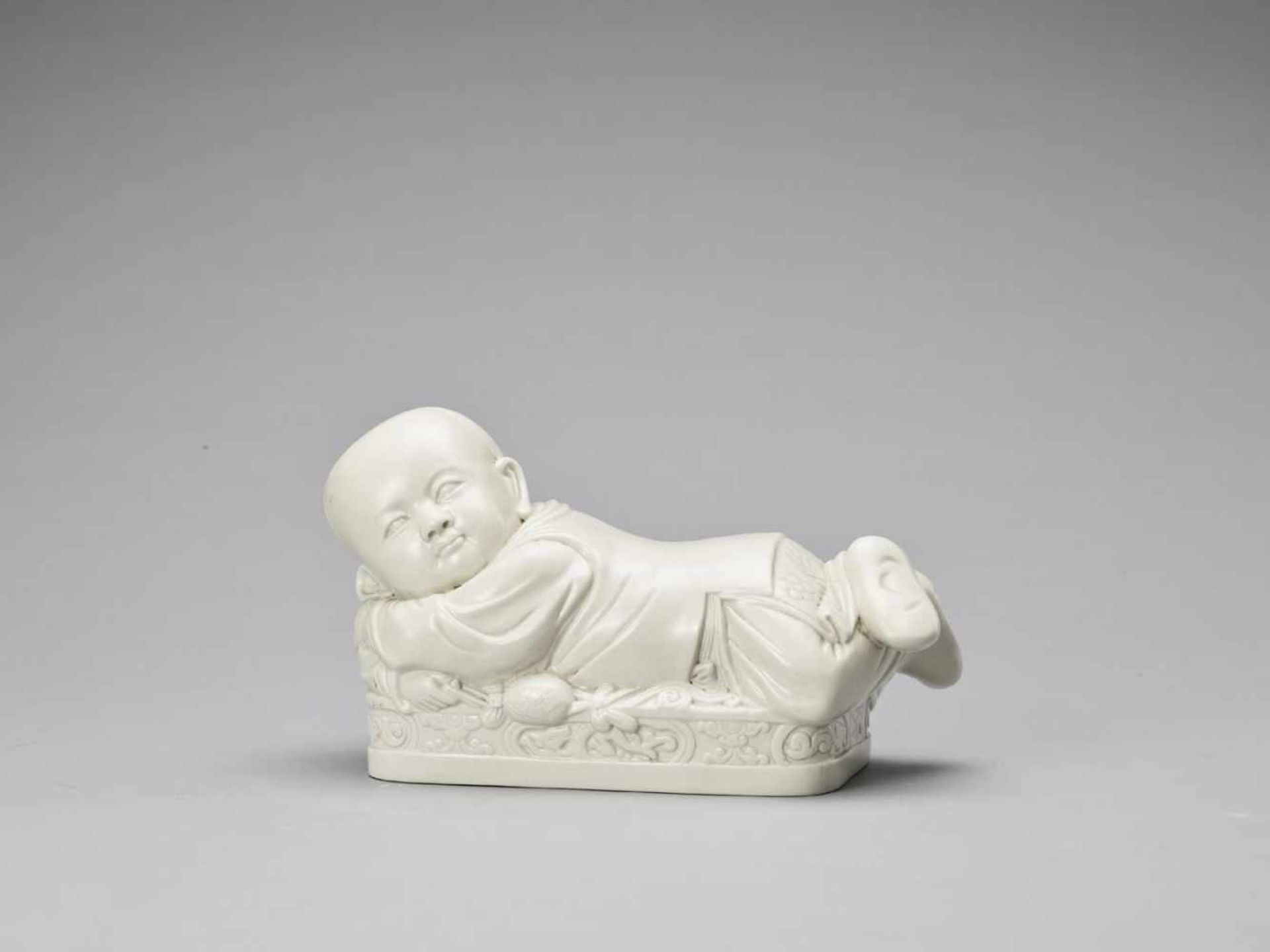 A WHITE GLAZED DEHUA PORCELAIN ‘BOY’ PILLOW, EARLY QING <br - Bild 2 aus 8