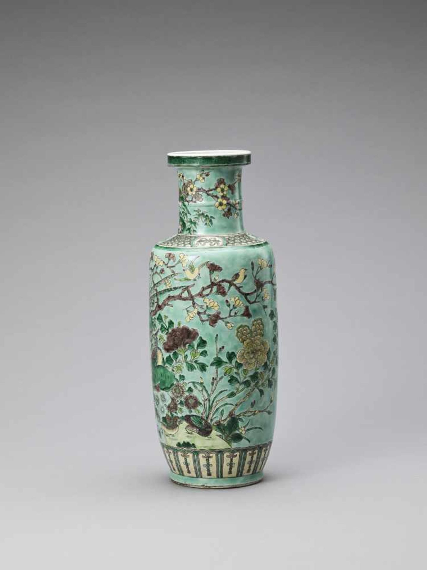 A FAMILLE VERTE ROULEAU VASE, QING - Bild 2 aus 7