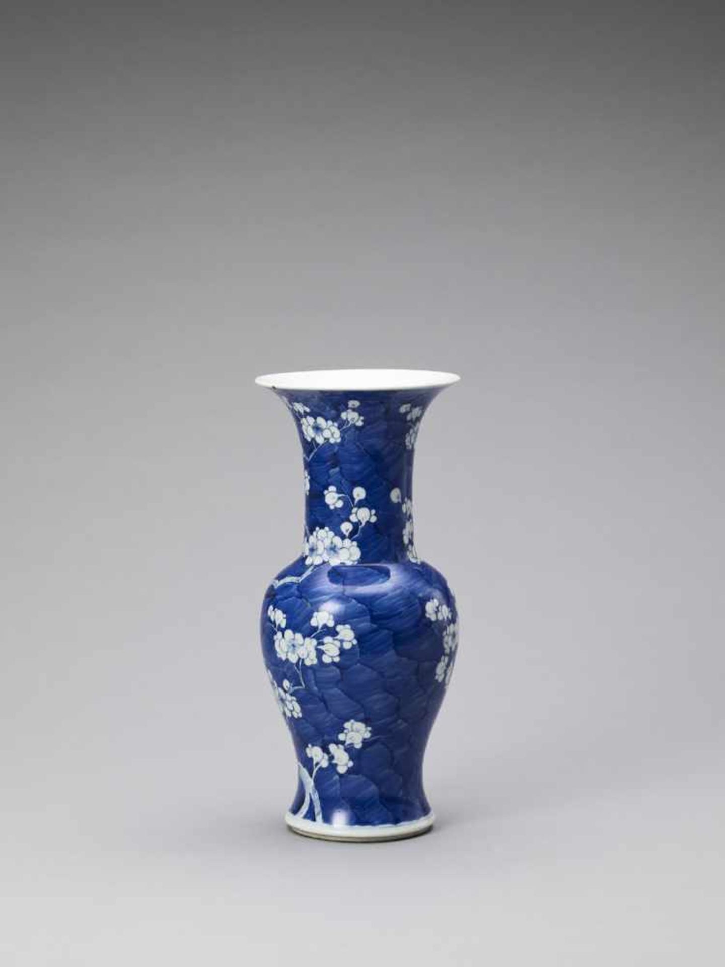 A BLUE AND WHITE ‘ICE-CRACK’ GLAZED YEN-YEN VASE, QING <br - Image 3 of 7