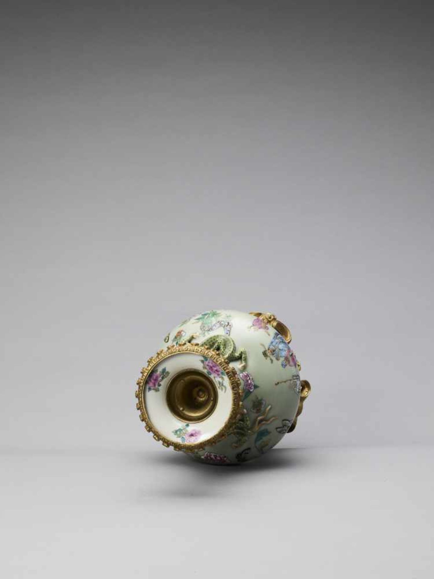 AN ORMOLU-MOUNTED CELADON GLAZED AND ENAMEL PAINTED VASE, QING - Bild 7 aus 8