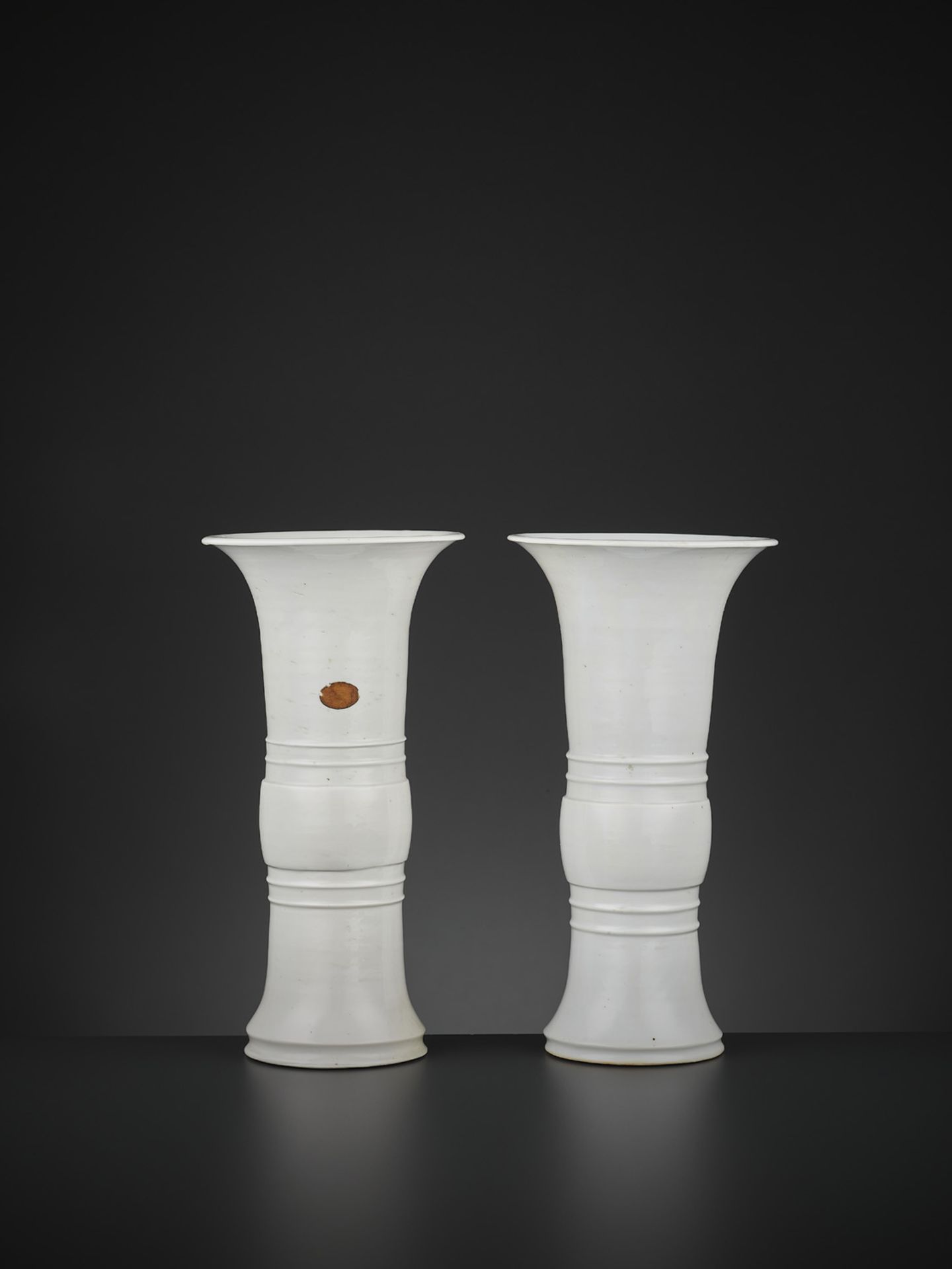 A PAIR OF DEHUA BEAKER VASES, GU - Bild 2 aus 11