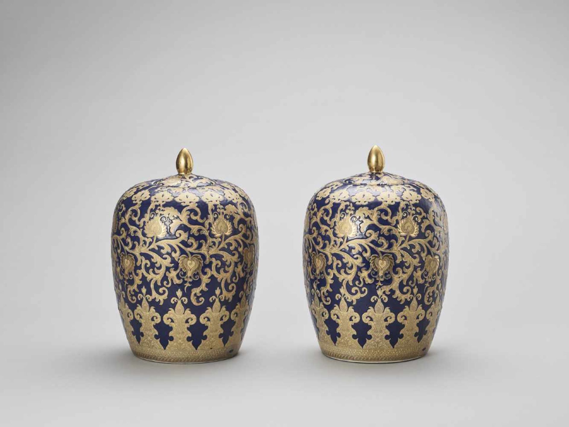 A PAIR OF LIDDED JARS, 20TH CENTURY - Bild 3 aus 6