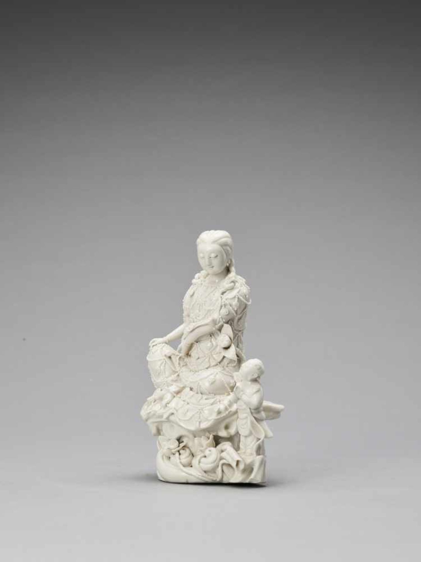 A WHITE GLAZED DEHUA PORCELAIN FIGURE OF GUANYIN AND CHILD, QING - Bild 3 aus 6