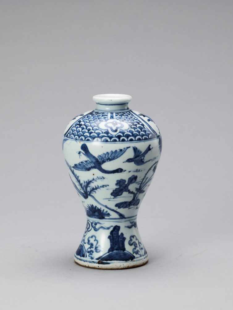 A BLUE AND WHITE GLAZED PORCELAIN MEIPING VASE, LATE MING