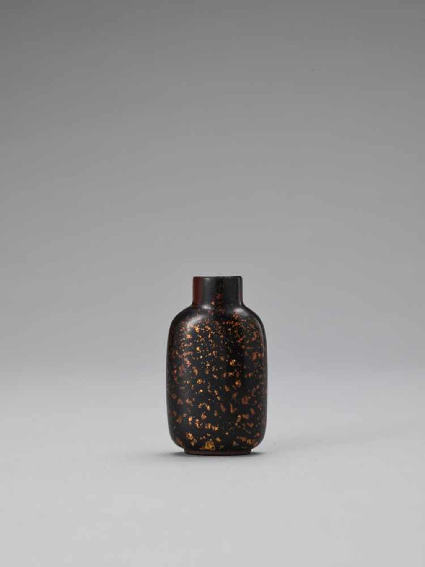 A GOLD-SPECKLED AMBER AVENTURINE GLASS SNUFF BOTTLE, QING