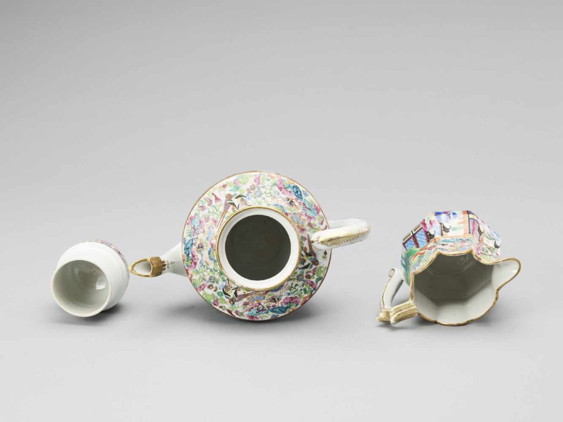 A CANTON EXPORT FAMILLE ROSE AND GILT PORCELAIN TEA SERVICE, QING - Bild 14 aus 16