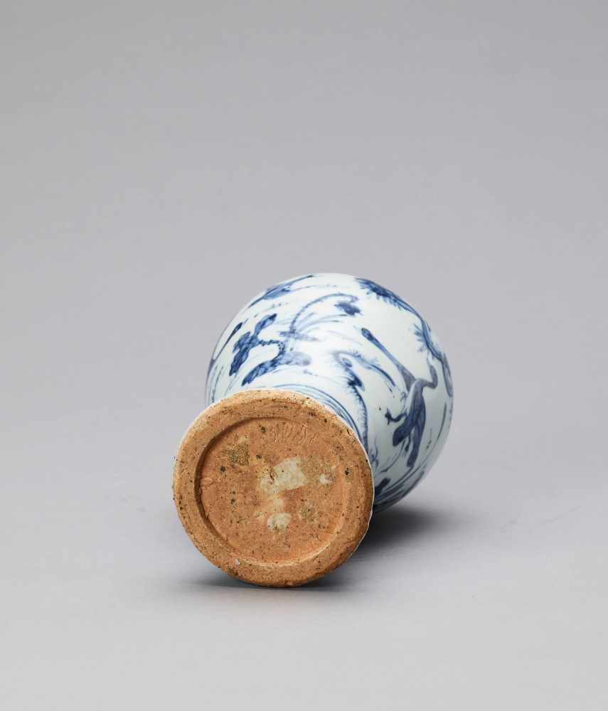 A BLUE AND WHITE GLAZED PORCELAIN MEIPING VASE, LATE MING - Image 6 of 6