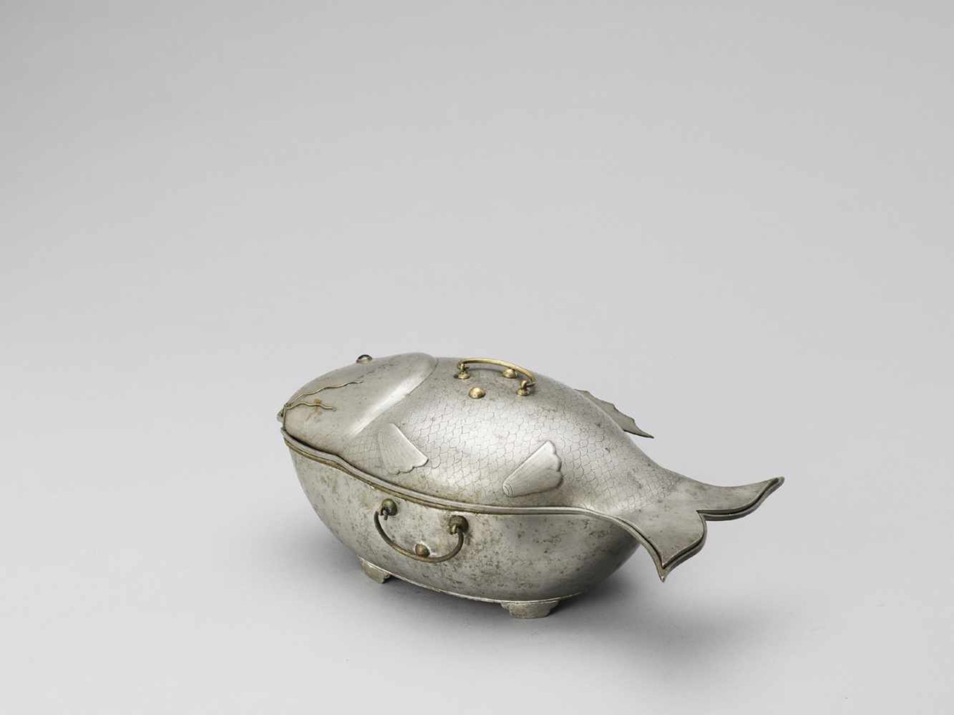 A LIDDED ‘CARP’ TUREEN, QING <br - Bild 6 aus 11