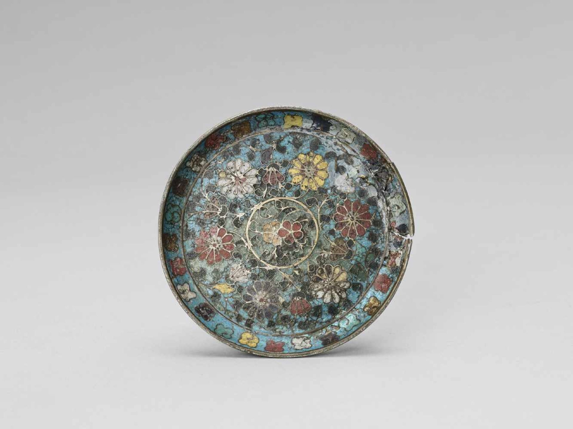 A SMALL FLORAL CLOISONNÉ TRAY, MING < - Bild 4 aus 5