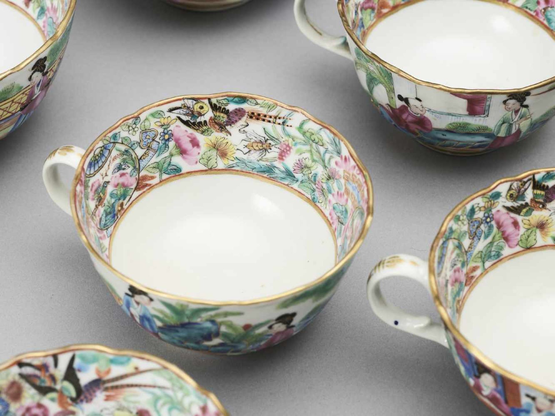 A CANTON EXPORT FAMILLE ROSE AND GILT PORCELAIN TEA SERVICE, QING - Bild 6 aus 16