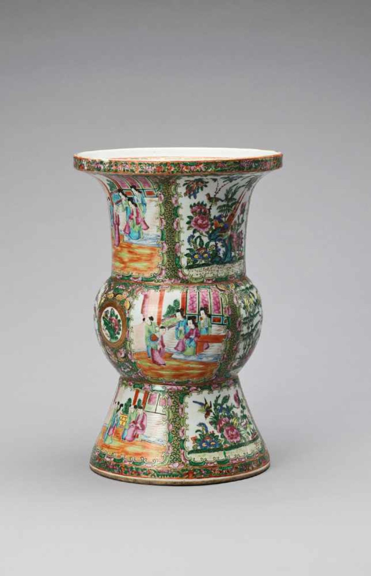 A LARGE FAMILLE ROSE GU VASE, QING - Bild 5 aus 7