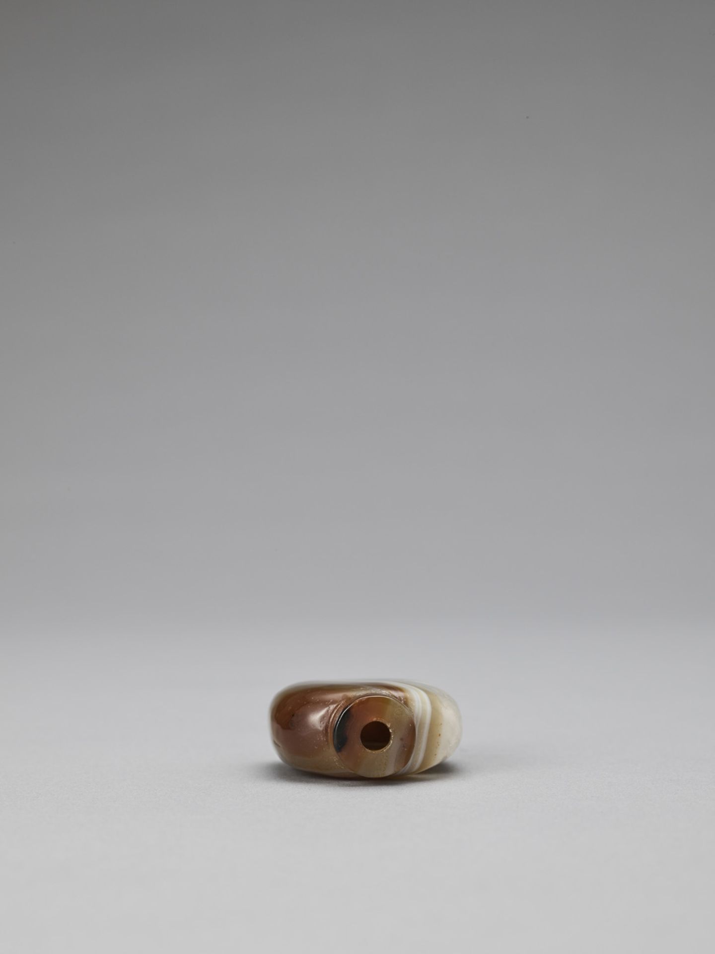 A BANDED AGATE SNUFF BOTTLE, LATE QING TO REPUBLIC - Bild 5 aus 6
