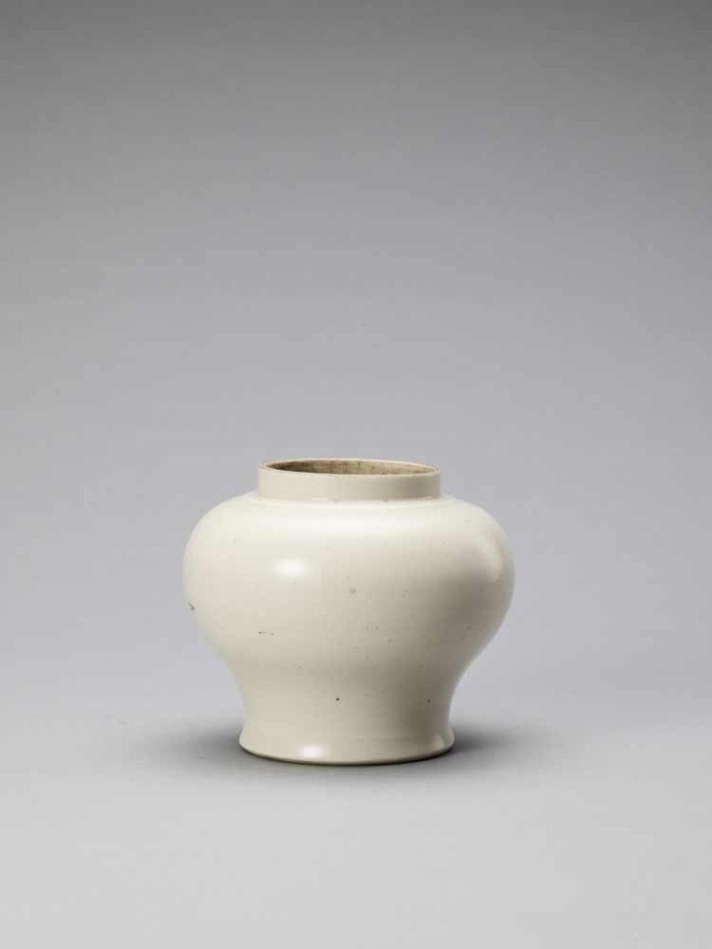 A WHITE GLAZED DEHUA PORCELAIN JAR, MING - Image 4 of 6