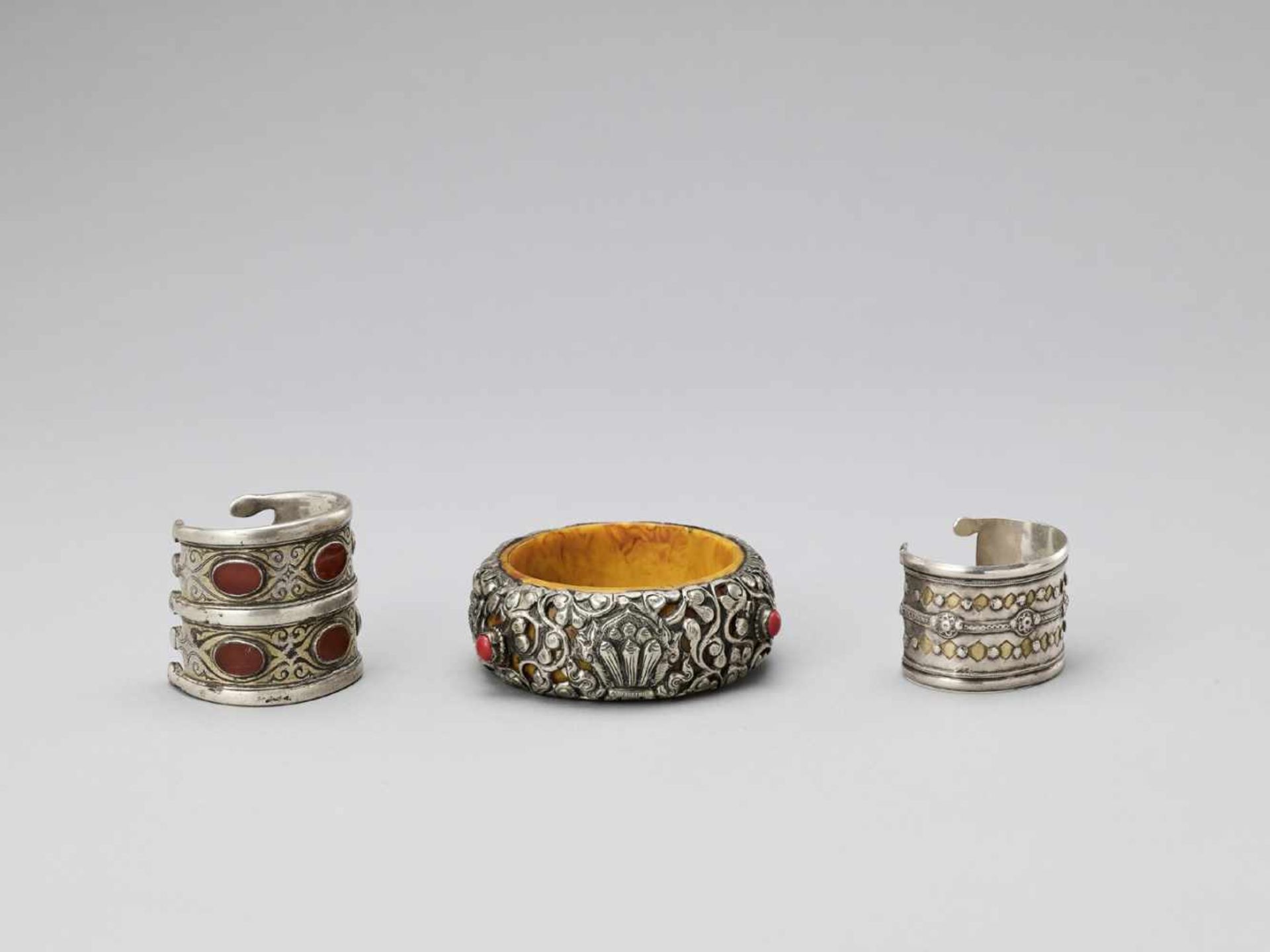 THREE PARCEL-GILT AND GEMSTONE-INLAID SILVER BANGLES, LATE 19TH TO EARLY 20TH CENTURY - Bild 3 aus 5