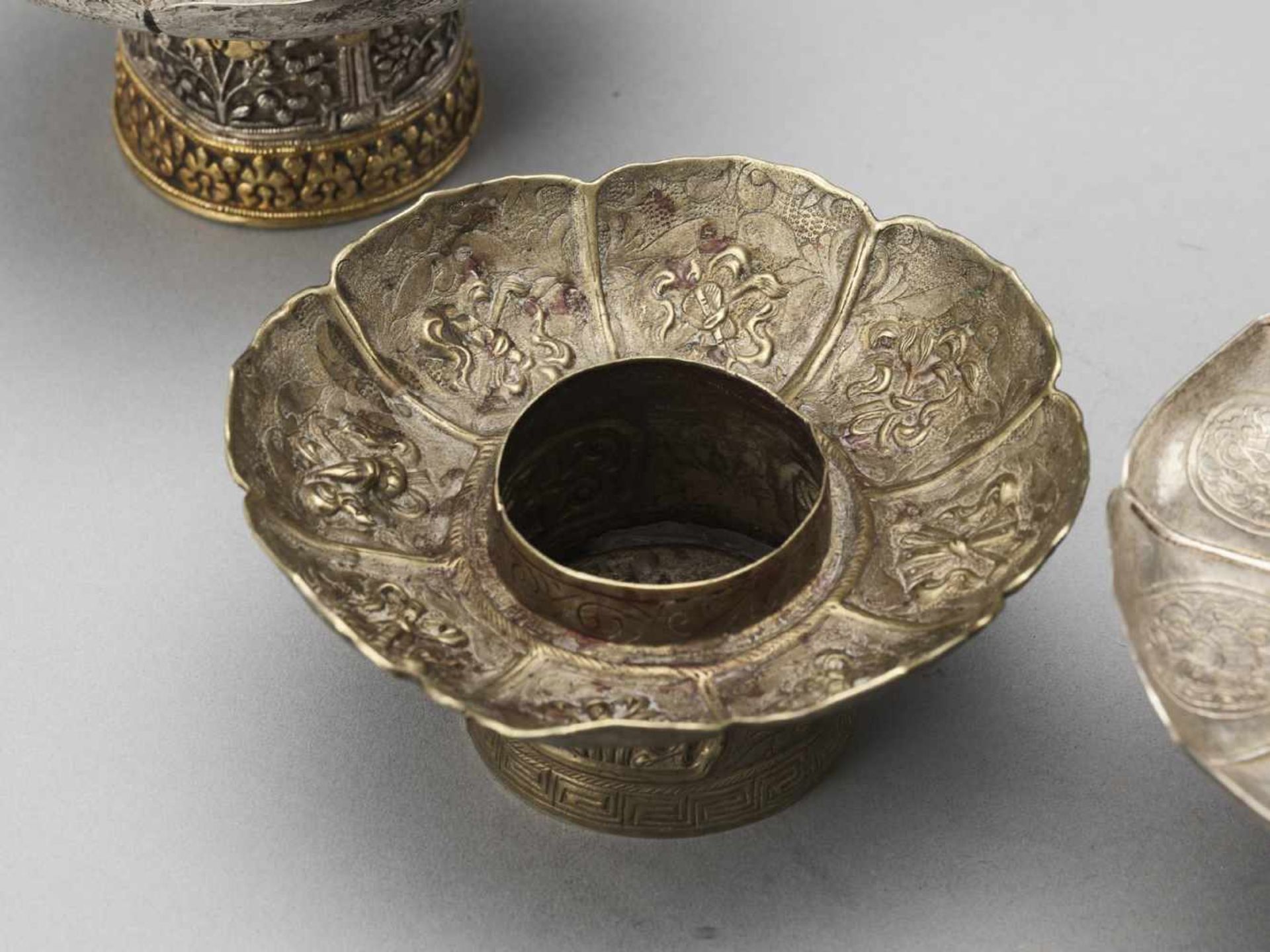 FOUR SINO-TIBETAN SILVER PARCEL-GILT ‘BAJIXIANG’ CANDLE HOLDERS, QING <br - Bild 3 aus 7