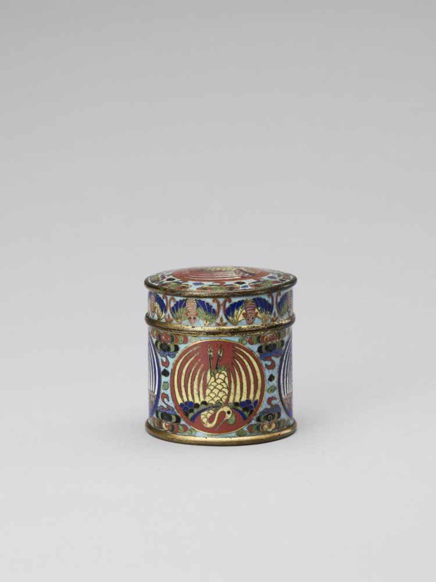 A CLOISONNÉ AND GILT ENAMEL CYLINDRICAL BOX AND COVER, QING < - Bild 4 aus 7