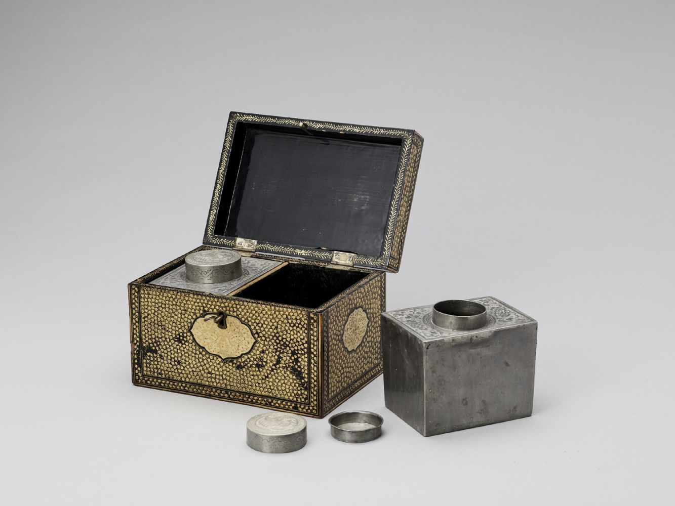 A CANTON LACQUER TEA CADDY WITH ORIGINAL TEA CONTAINERS, QING - Image 5 of 7