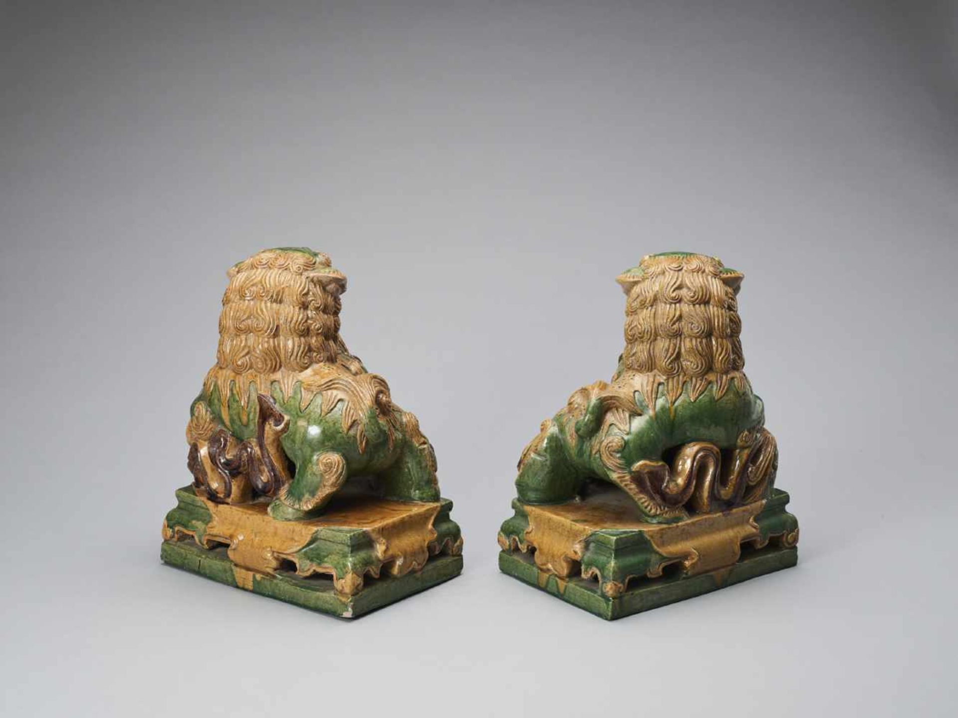 A PAIR OF RETICULATED SANCAI GLAZED POTTERY BUDDHIST LIONS, LATE MING TO EARLIER QING - Image 5 of 8