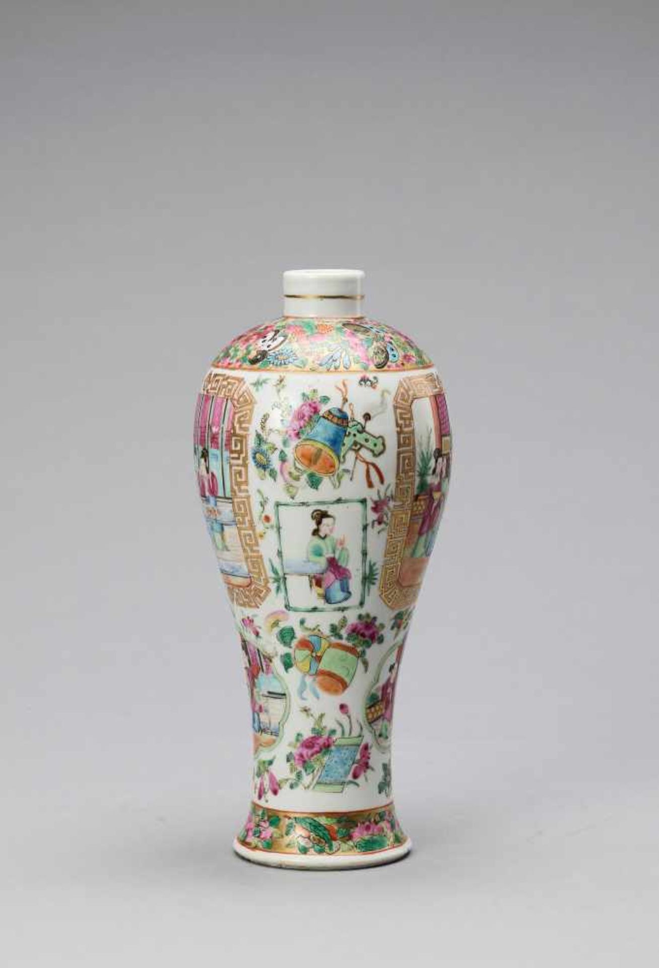 A CANTON SCHOOL FAMILLE ROSE AND GILT MEIPING VASE, LATE QING - Bild 4 aus 6