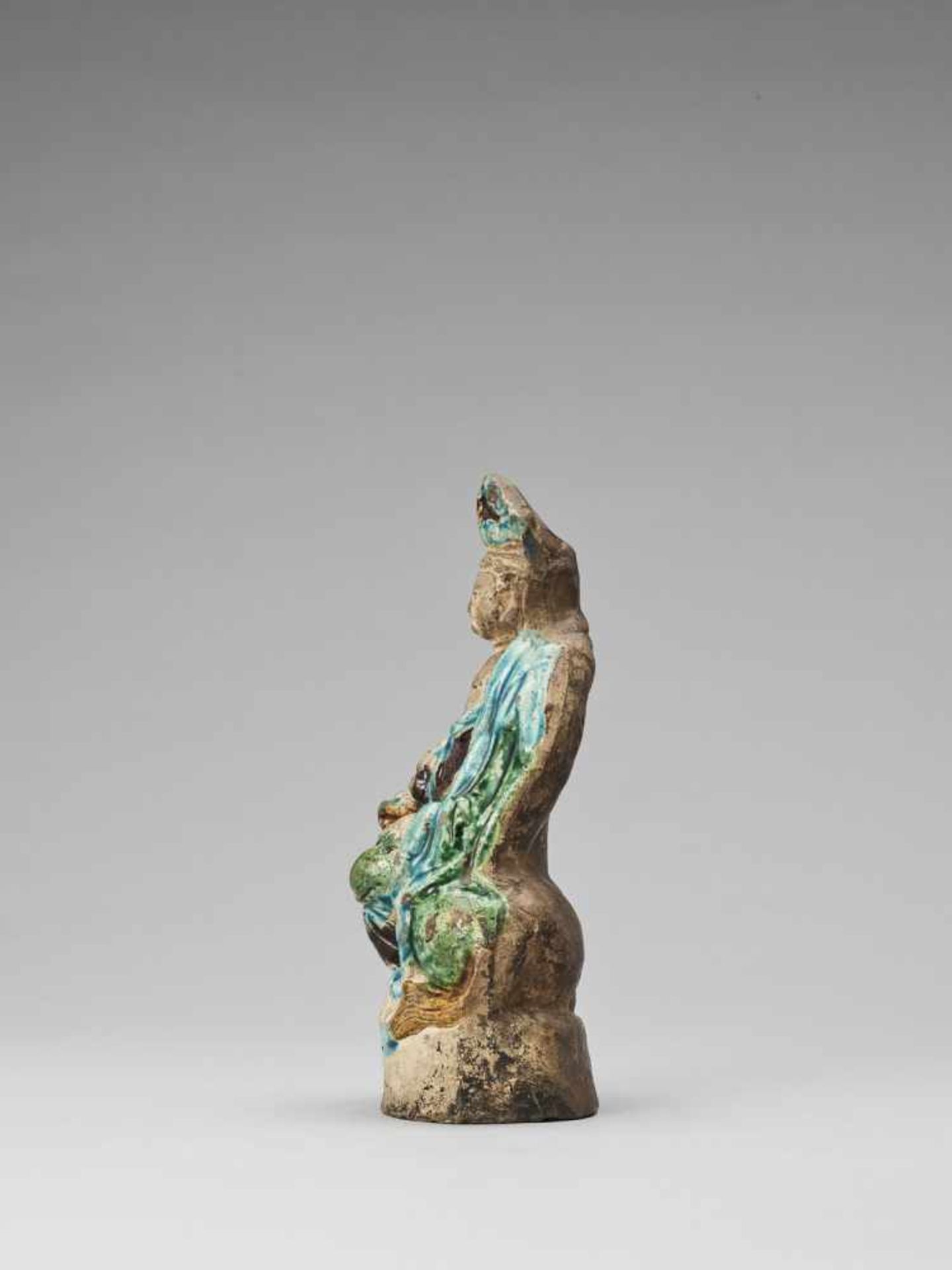 A FAHUA GLAZED POTTERY FIGURE OF GUANYIN, 17th CENTURY - Bild 3 aus 6