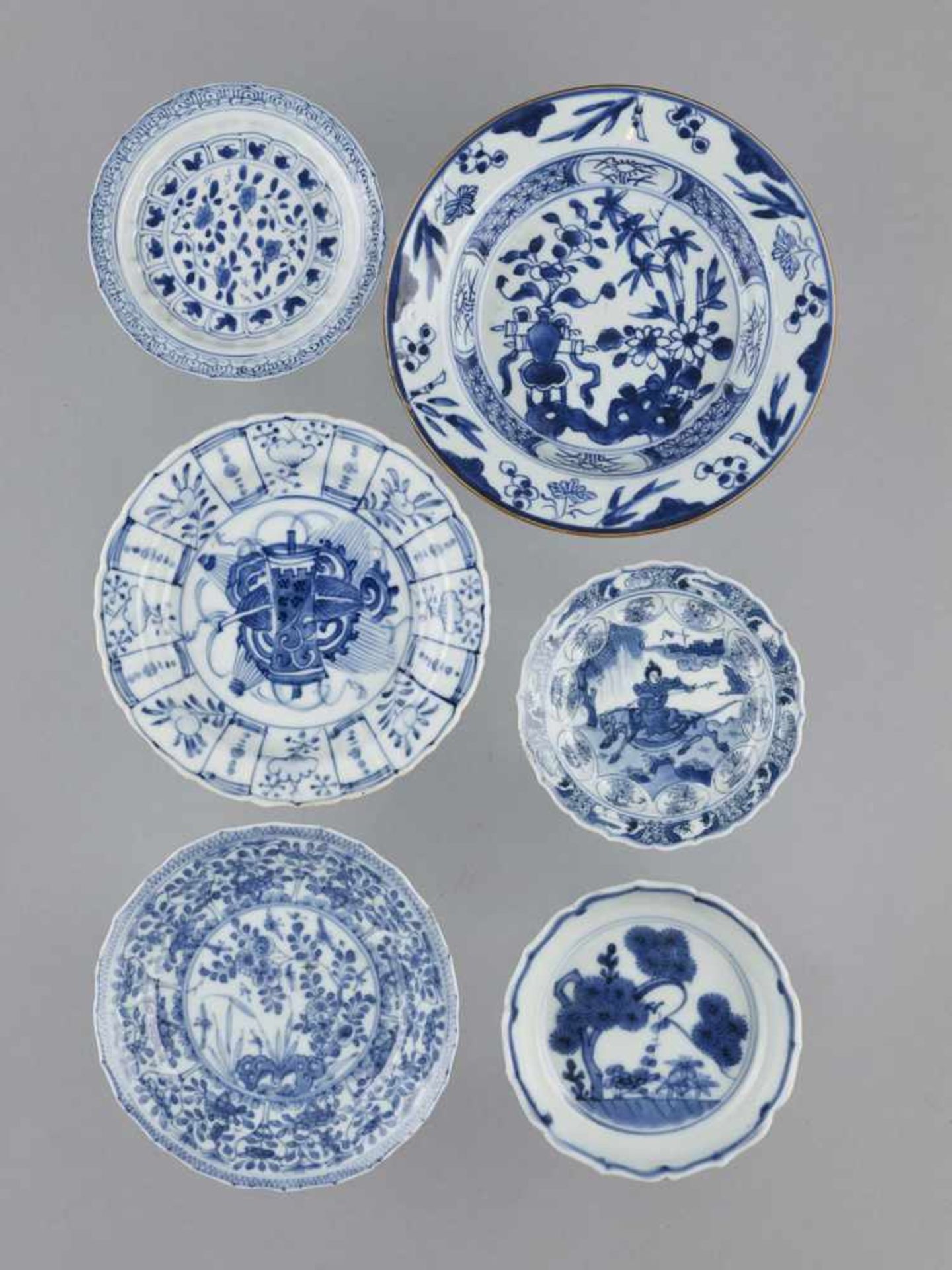 A GROUP OF 13 PORCELAIN PLATES - Bild 2 aus 9