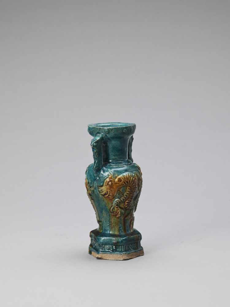 A SANCAI GLAZED POTTERY AMPHORA VASE WITH A MYTHICAL BEAST, 17th CENTURY - Image 4 of 8