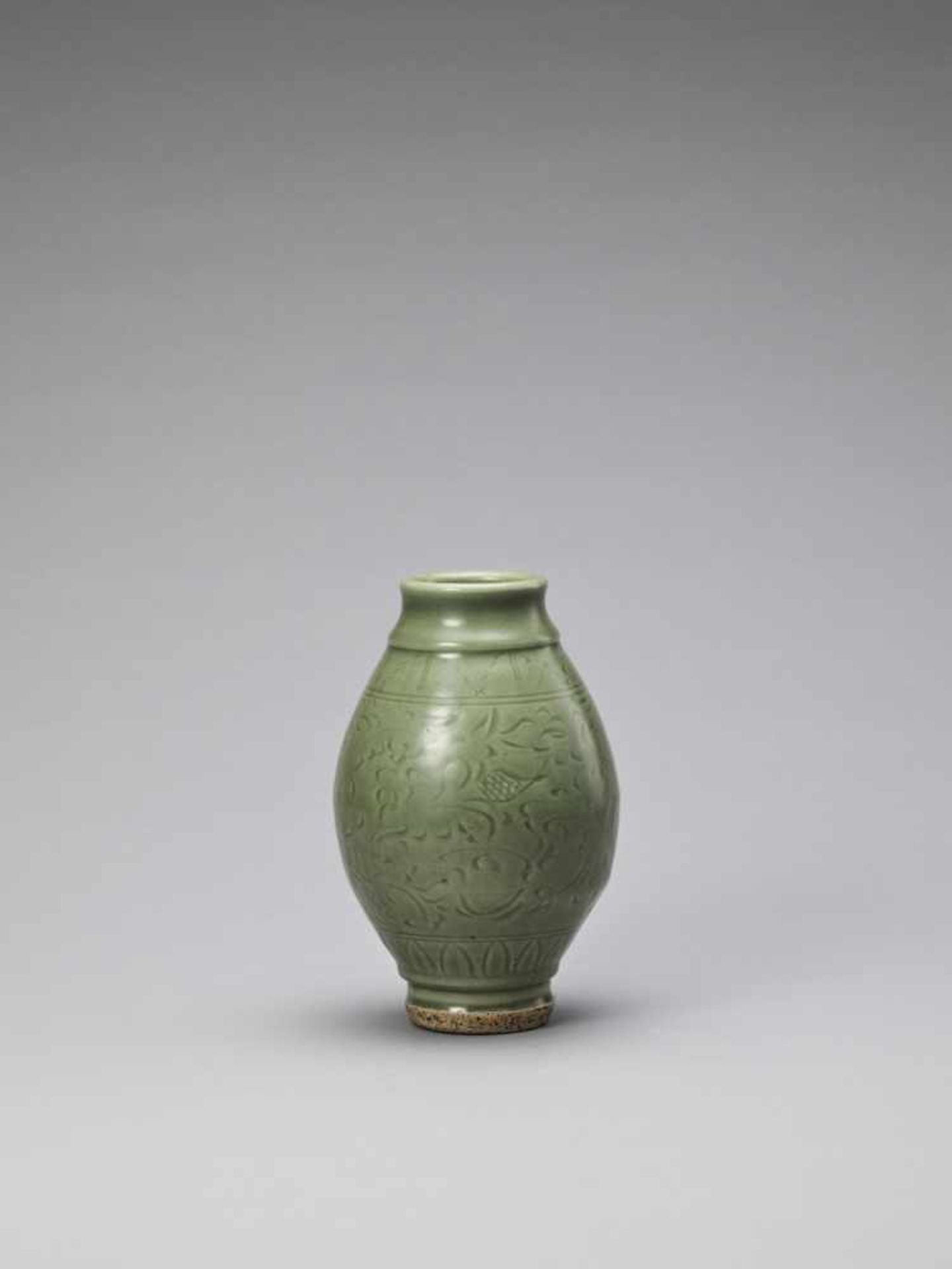 A CARVED LONGQUAN CELADON ‘LOTUS’ JAR, YUAN TO EARLY MING <br - Image 2 of 6