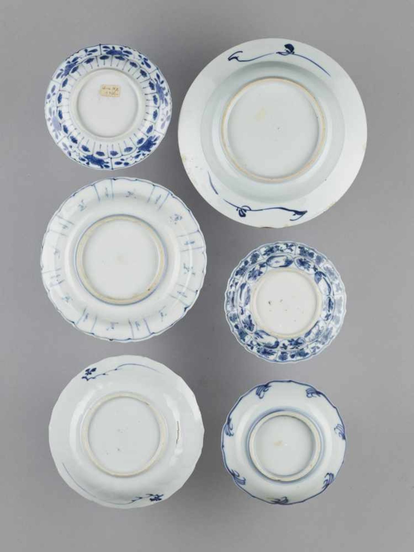 A GROUP OF 13 PORCELAIN PLATES - Image 3 of 9